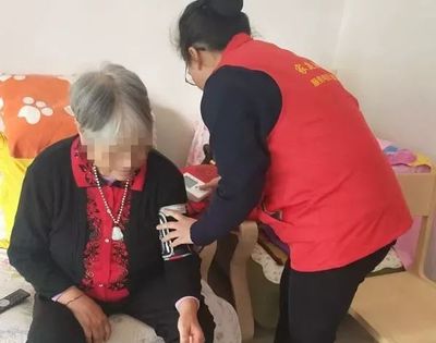 責(zé)任鄭醫(yī) 義診急救進(jìn)萬(wàn)家，健康知識(shí)暖人心——是責(zé)任更是擔(dān)當(dāng)?shù)募彝シ?wù)